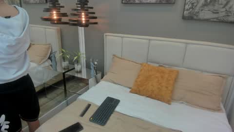 Thom online show from April 9, 11:37 am