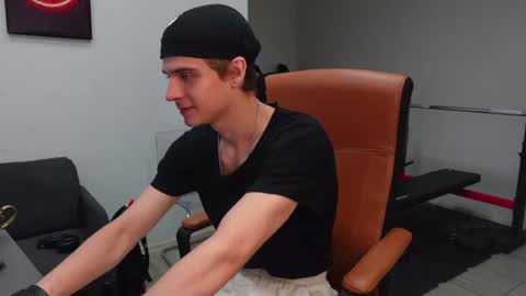 Snapshot of thomas_brons chatting on June 20, 4:59 am THOMAS BRONS online show from June 20, 4:59 am