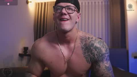 Snapshot of thomas_falcon1 chatting on October 31, 4:13 am Thomas Falcon online show from October 31, 4:13 am