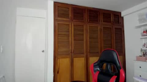 Snapshot of thomas_latin_boy chatting on June 27, 12:04 am Thomas online show from June 27, 12:04 am