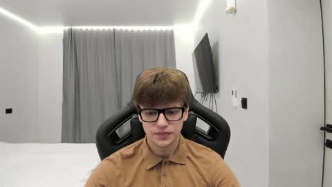 Snapshot of thomas_shelbivip chatting on May 19, 12:55 pm Tomas online show from May 19, 12:55 pm