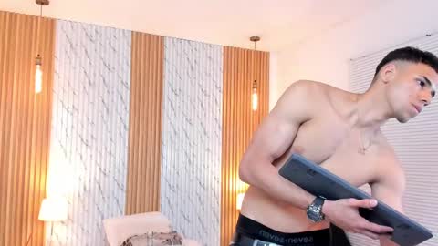 Thomas online show from February 20, 7:52 pm