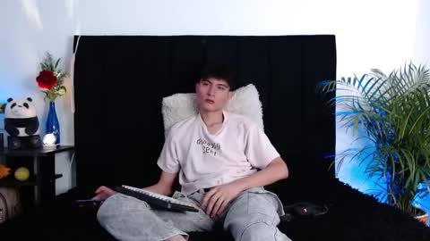 thomasbennett  online show from October 25, 12:45 pm