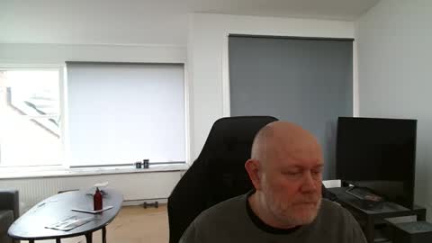 Snapshot of thomash32 chatting on October 25, 9:28 am thomash32 online show from October 25, 9:28 am