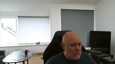 Snapshot of thomash32 chatting on October 26, 9:48 am thomash32 online show from October 26, 9:48 am