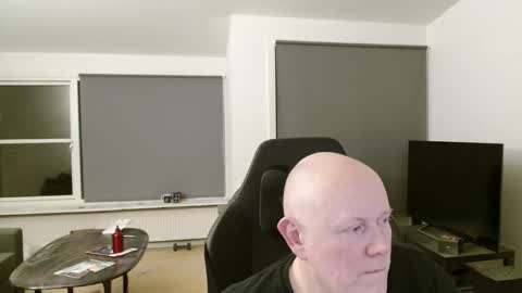 Snapshot of thomash32 chatting on October 27, 9:19 pm thomash32 online show from October 27, 9:19 pm