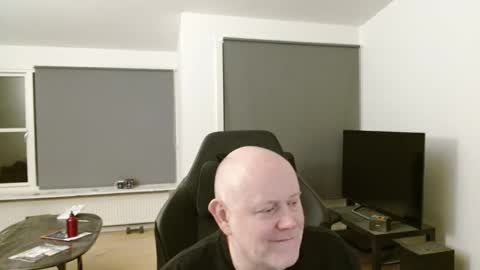 Snapshot of thomash32 chatting on October 31, 10:44 pm thomash32 online show from October 31, 10:44 pm