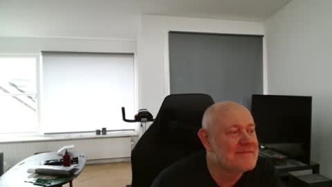 Snapshot of thomash32 chatting on November 8, 1:11 pm thomash32 online show from November 8, 1:11 pm