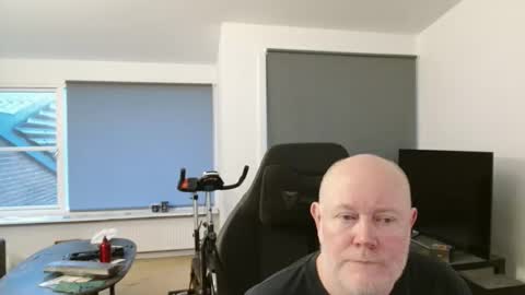 Snapshot of thomash32 chatting on November 9, 6:44 am thomash32 online show from November 9, 6:44 am