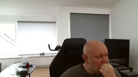 Snapshot of thomash32 chatting on November 10, 10:14 am thomash32 online show from November 10, 10:14 am