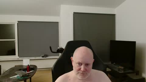 Snapshot of thomash32 chatting on November 11, 1:05 am thomash32 online show from November 11, 1:05 am