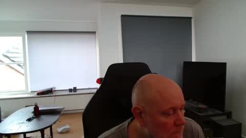 Snapshot of thomash32 chatting on December 2, 10:31 am thomash32 online show from December 2, 10:31 am