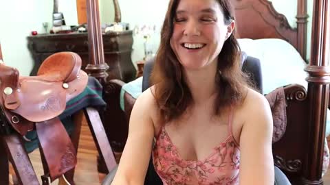 Snapshot of thornbury_rose chatting on March 6, 5:54 pm ThornburyRose online show from March 6, 5:54 pm