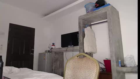 Snapshot of thybautsenses chatting on September 20, 7:31 am thybautsenses online show from September 20, 7:31 am