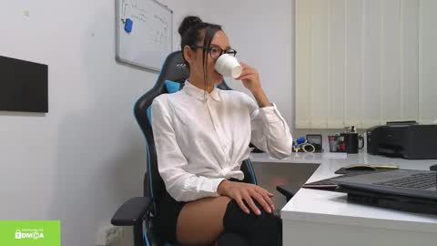 Snapshot of tia_j chatting on October 6, 5:43 pm tia_j online show from October 6, 5:43 pm