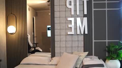 Tian Brooks online show from December 15, 4:50 am