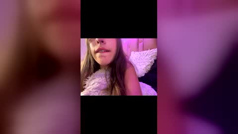 Snapshot of tiara19cute chatting on May 10, 6:57 pm tiara19cute online show from May 10, 6:57 pm