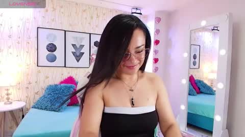 Snapshot of tiara_r chatting on January 16, 7:41 pm Tiara online show from January 16, 7:41 pm