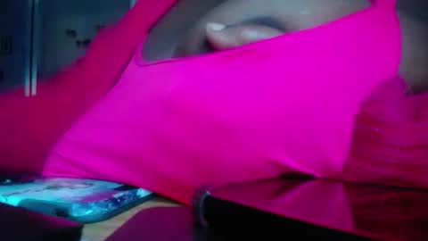 Snapshot of tierrahenri chatting on December 14, 2:33 pm Tierra Henri online show from December 14, 2:33 pm