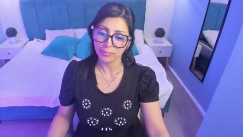 Snapshot of tiffani__love chatting on February 13, 6:05 pm Tiffany online show from February 13, 6:05 pm