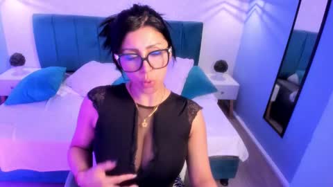 Snapshot of tiffani__love chatting on February 19, 6:43 pm Tiffany online show from February 19, 6:43 pm