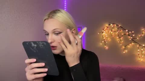 Amira online show from November 18, 10:20 am