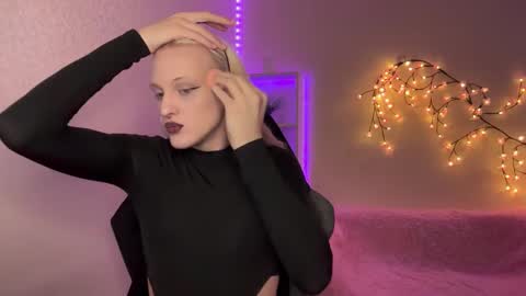 Amira online show from November 19, 9:42 am