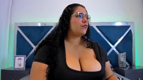 Snapshot of tiffanymiller01 chatting on June 18, 5:39 pm Tiffany Miller online show from June 18, 5:39 pm