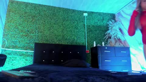 tiffanyy_deluxe online show from February 23, 2:25 pm