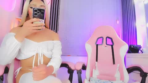 Hallie And Annie online show from April 19, 4:56 am