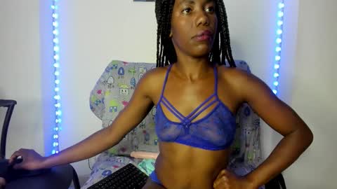 Snapshot of tinas_smith chatting on November 3, 1:45 pm tinas_smith online show from November 3, 1:45 pm