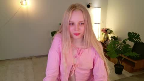 Snapshot of tinasiner chatting on April 19, 1:54 pm tinasiner online show from April 19, 1:54 pm