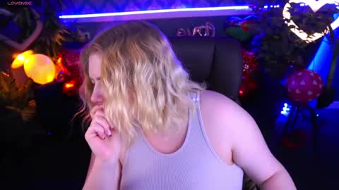 Snapshot of tinkerrbelll chatting on February 11, 8:10 pm TinkerrBelll online show from February 11, 8:10 pm