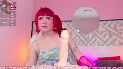 Snapshot of tiny__emmy chatting on December 23, 3:55 pm Emmy blue berry1 online show from December 23, 3:55 pm