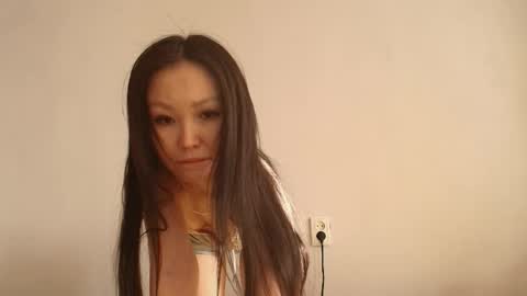 Snapshot of tiny_cute chatting on May 1, 3:33 am Lia online show from May 1, 3:33 am