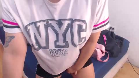 tiny_whore18 online show from October 23, 4:28 pm
