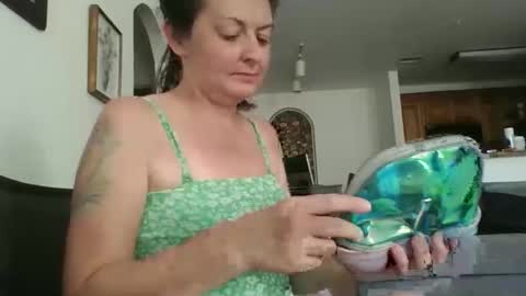 tinyassbossymilf online show from April 17, 10:46 pm