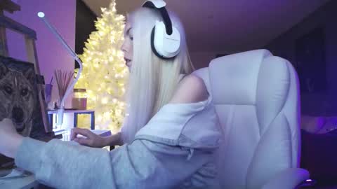 stage Kylie Sinner  brand CLITBAIT online show from December 1, 2:49 am