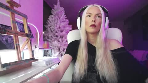 stage Kylie Sinner  brand CLITBAIT online show from December 2, 7:36 am