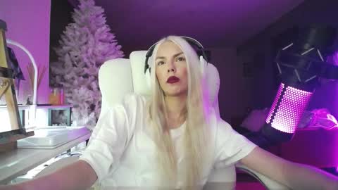 stage Kylie Sinner  brand CLITBAIT online show from December 5, 12:52 am