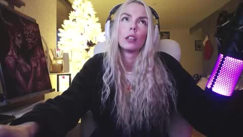 stage Kylie Sinner  brand CLITBAIT online show from December 16, 9:20 pm