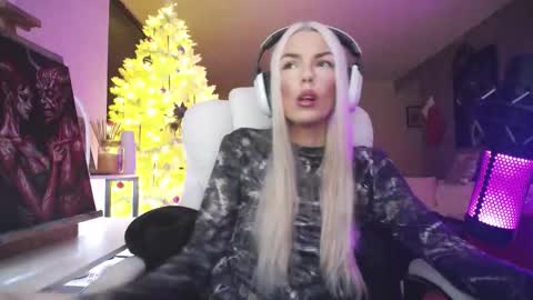 stage Kylie Sinner  brand CLITBAIT online show from December 22, 10:29 pm