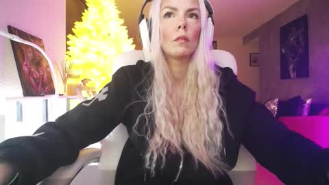 stage Kylie Sinner  brand CLITBAIT online show from February 3, 10:48 pm