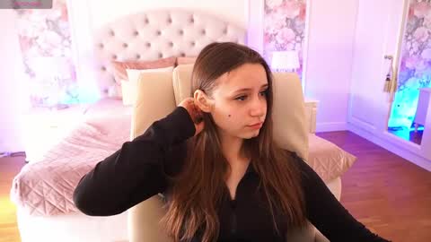 tinynataliee online show from April 5, 5:59 am