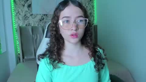 Snapshot of tinysophi chatting on June 12, 1:10 pm tinysophi online show from June 12, 1:10 pm
