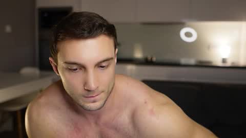 Tom online show from December 17, 7:42 pm