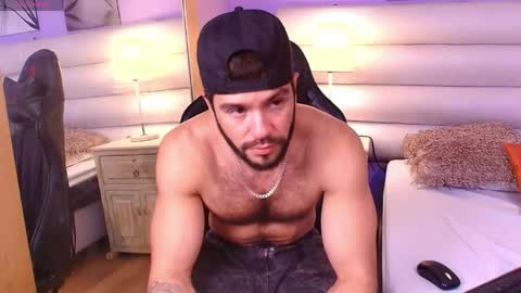 Snapshot of tomas_wolfk chatting on April 19, 4:06 pm Andres. online show from April 19, 4:06 pm