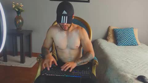 Snapshot of tomdavisxl chatting on February 23, 5:21 pm tomDavisXl online show from February 23, 5:21 pm
