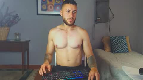 Snapshot of tomdavisxl chatting on March 4, 10:16 pm tomDavisXl online show from March 4, 10:16 pm