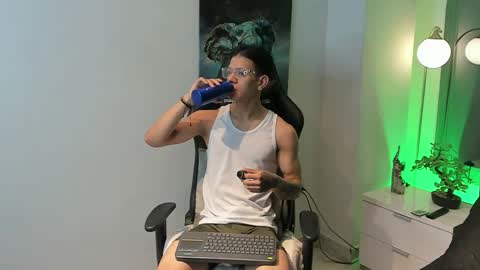 Snapshot of tony_petrov chatting on October 18, 8:26 am tony_petrov online show from October 18, 8:26 am